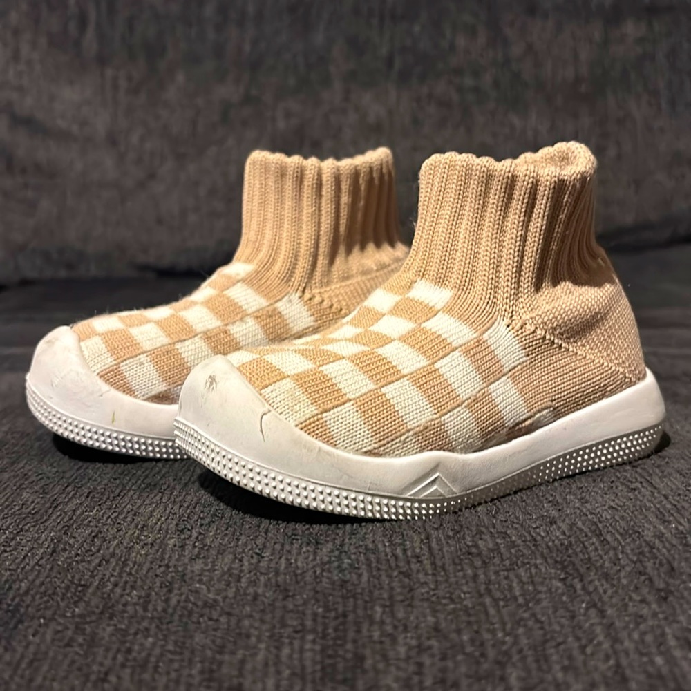 Eaehi baby shoes size 5. Used and slightly dirty. I will clean before shipping.
